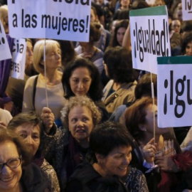 Mujeres participando en una manifestación por la igualdad. EFE