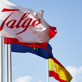 Una bandera con el logo de Talgo, junto a la de España y a la de la UE, en la entrada de la planta del fabricante de ferrocarriles en Las Rozas (Madrid). REUTERS/Violeta Santos Moura