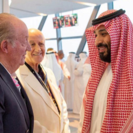 El rey Juan Carlos saluda al príncipe heredero de Arabia Saudi, Mohamen bin Salman, durante el Gran Premio de Abu Dabi de Fórmula 1.- REUTERS