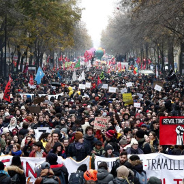 Manifestantes sujetan una pancarta en la que se puede leer "revoltons-nous",(lit. vamos a rebelarnos), durante una protesta contra la reforma de las pensiones, madre de todas las reformas del presidente francés, Emmanuel Macron. EFE