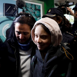 La activista sueca Greta Thunberg llegó este viernes a Madrid tras diez horas de viaje a bordo del Lusitania, el tren nocturno de Renfe que enlaza Lisboa con la capital española. - EFE