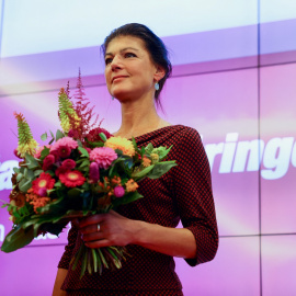 Sahra Wagenknecht, lider del partido que lleva su nombre (Buendnis Sahra Wagenknecht, BSW; o Alianza Sahra Wagenknecht), con un ramo de flores celebrando los resultados de su formación en las elecciones en el lánder de Turingia en la noche electoral, en