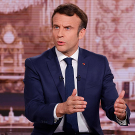 El presidente de Francia, Emmanuel Macron, habla mientras participa en el programa '10 Minutes pour Convaincre' (10 minutos para convencer) en el canal de televisión francés TF1, en Boulogne-Billancourt, en las afueras de París, el 6 de abril de 2022.