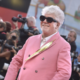 El director de cine Pedro Almodóvar posa en la alfombra roja del Festival Internacional de Cine de Venecia.