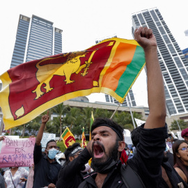 09/04/2022 Manifestantes protestan en Sri Lanka contra el presidente, Gotabaya Rajapaksa, cerca de la Secretaría Presidencial, en Colombo