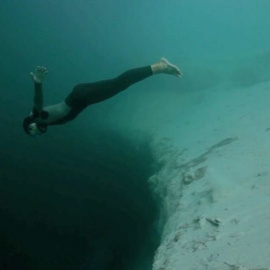 El espectacular salto base a las profundidades del océano