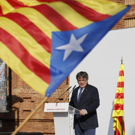 El expresidente catalán Carles Puigdemont interviene en el acto de bienvenida para el que miles de independentistas se congregan en el paseo Lluís Companys de Barcelona, junto al Parlament. Tras casi siete años huido en el extranjero, y pese a la orden