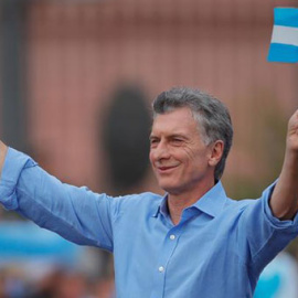 El presidente argentino Mauricio Macri se despide de sus simpatizantes en Buenos Aires. / EFE