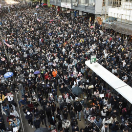 08/12/2019.- Cientos de miles de manifestantes prodemocracia hongkoneses se manifiestan en Hong Kong (China) este domingo. Cientos de miles de manifestantes prodemocracia hongkoneses volvieron este domingo a salir a las calles en la llamada "Marcha del d