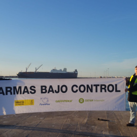 Integrantes de Armas Bajo Control en el puerto de Sagunto, con el barco Bahri Abha de fondo. AMNISTÍA INTERNACIONAL