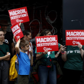 Varias personas en una manifestación de protesta contra el nombramiento de Barnier, en París, el 7 de septiembre de 2024.