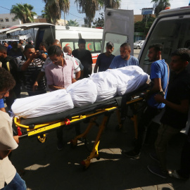 07/09/2024 Familiares de los palestinos muertos en ataques israelíes lloran al recibir los cadáveres de la morgue. Foto de archivo.