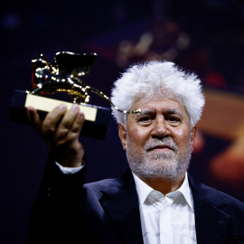 El cineasta español Pedro Almodovar sostiene el León de Oro del premio a la mejor película en el Festival de Cine de Venecia, por su filme 'La habitación de al lado'. REUTERS/Yara Nardi