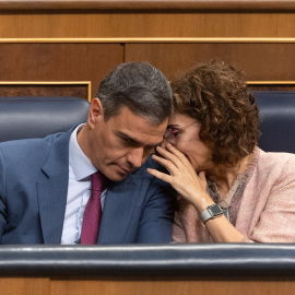 El presidente del Gobierno, Pedro Sánchez y la vicepresidenta primera y ministra de Hacienda, María Jesús Montero, durante un pleno en el Congreso de los Diputados. E.P./Eduardo Parra / Europa Press