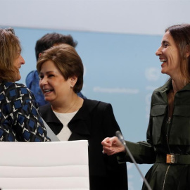 La ministra española de Transición Ecológica en funciones, Teresa Ribera (i) conversa con la secretaria ejecutiva de Naciones Unidas sobre Cambio Climático, la mexicana Patricia Espinosa (c) y la presidenta de la Cumbre del Clima (COP25), la chilena C