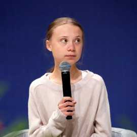 La joven activista medioambiental sueca Greta Thunberg (c), da un discurso durante su participación en un encuentro con científicos para concienciar a los ciudadanos sobre la emergencia climática desde los argumento de la ciencia, este martes, en el á