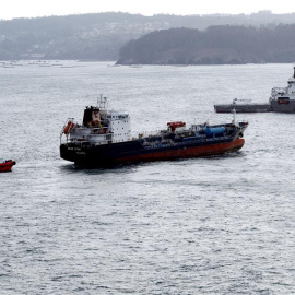 Los remolcadores desplazados a Ares (A Coruña) para el rescate del "Blue Star", el quimiquero que encalló en la zona el pasado 22 de noviembre, han logrado este martes iniciar el traslado del barco, que tendrá como destino el puerto exterior de Ferrol.