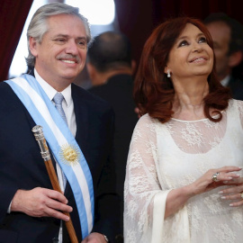 10/12/2019.- Alberto (i) y Cristina (d) Fernández asumen como presidente y vicepresidenta de Argentina respectivamente durante una ceremonia este martes, en Buenos Aires (Argentina). En la sesión de la Asamblea Legislativa -órgano parlamentario que eng