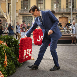 Ofrena floral del PSC amb Salvador Illa al capdavant, l'any 2023