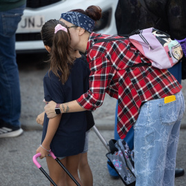 Una niña se despide de su familiar a su llegada al colegio el primer día, a 9 de septiembre de 2024, en Madrid (España).