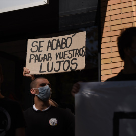 Un estudiante sostiene un cartel en el que se lee 'Se acabó pagar vuestros lujos' durante una concentración convocada por el sindicato 'Estudiantes en Lucha'. Imagen de archivo.