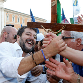 19/10/2019.- Un partidario se da la mano con el líder del partido de la Liga, Matteo Salvini, después de una manifestación en Roma. REUTERS / Remo Casilli