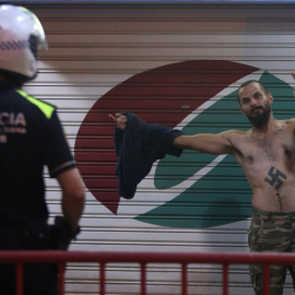 Agent de la policia municipal durant la seva intervenció contra un grup violent d'ultradreta a Nou Barris