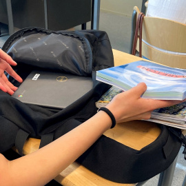 Una alumna saca el contenido de su mochila durante una clase en la escuela secundaria Pohjolanrinne de Riihimaki (Finlandia). REUTERS/Elviira Luoma