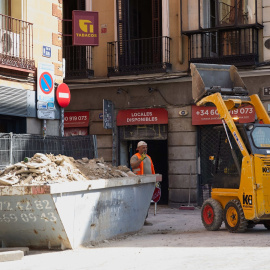 Obreros trabajando en el centro de Madrid. E.P./Jesús Hellín / Europa Press