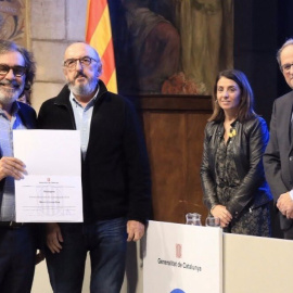 Los responsables de Mediapro, Jaume Roures y Taxto Benet, recibiendo el galardón. / Twitter-Juan Arza