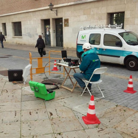 Imagen de la instalación de fibra en una calle de Palencia. E.P.