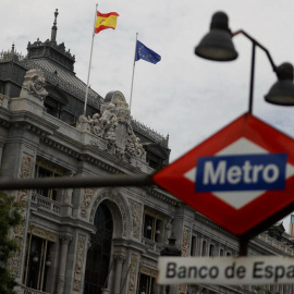 Las banderas de España y de la Unión Europea ondean en la fachada del Banco de España en Madrid. EFE/ Mariscal