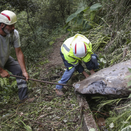 Efectivos de Emergencias, cerca del lugar donde falleció una turista española en Madeira.