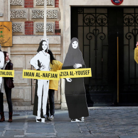 Activistas protestan por la detención de feministas en la embajada de Arabia Saudí en París. REUTERS