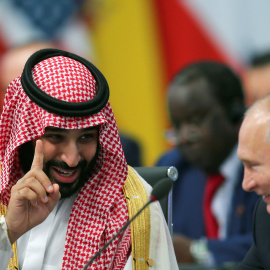 El príncipe heredero de Arabia Saudí, Mohammed bin Salman, habla con el presidente de Rusia, Vladimir Putin, durante la cumbre de líderes del G20 en Buenos Aires, Argentina. / REUTERS - SERGIO MORAES