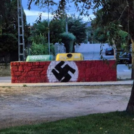 Fotografía de la pintada neonazi difundida por Más Madrid Alpedrete.