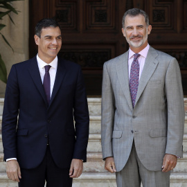 El rey Felipe VI y el presidente del Gobierno,Pedro Sánchez,iz., en el Palacio de Marivent, donde hoy Pedro Sánchez mantiene su primer despacho de verano como presidente del Gobierno con el monarca para repasar los principales asuntos de la actualidad a