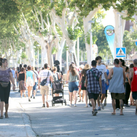 Visitants de FiraTàrrega passejant per l'Espai Reguer en una imatge d'arxiu fira gent passejant