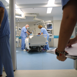 Sanitarios en una sala del Hospital Universitario Virgen del Rocío de Sevilla.