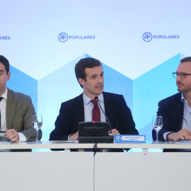 Pablo Casado (c), el nuevo líder del PP, junto a Teodoro García Egea (i) y Javier Maroto (d). / Europa Press