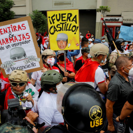 05/04/2022 - Manifestantes, uno de ellos con un cartel que dice "Castillo fuera"" protestan contra el presidente peruano Pedro Castillo a las puertas del Congreso.