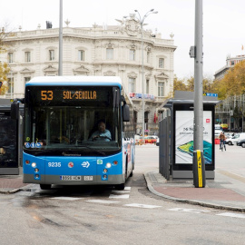 Un autobús de la EMT en una de las paradas de la madrileña Plaza de Cibeles. EFE/Luca Piergiovanni.