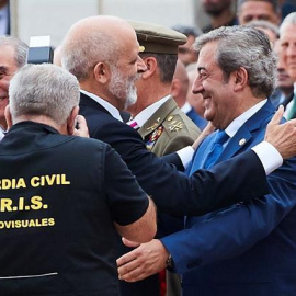 El director general de la Guàrdia Civil, Félix Azón, saluda el fiscal en cap de l'Audiència Nacional, Javier Zaragoza, durant els actes de celebració del dia de la patrona del cos en comandància de Sant Andreu de la Barca (Baix Llobregat). EFE/Aleja