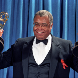 Foto de archivo del actor James Earl Jones, sosteniendo los dos premios Emmy que ganó el mismo año, en 1991, como Mejor actor principal en la serie 'Gabriel's Fire' y como Mejor actor de reparto en la miniserie 'Heat Wave'. REUTERS