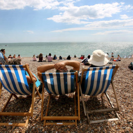 Imagen de archivo de varios turistas tomando el sol en Brighton, Inglaterra. - EFE