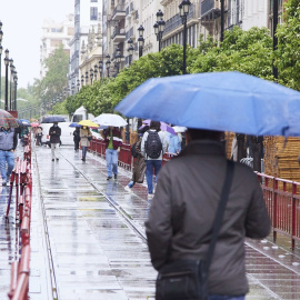 20/4/22-Varias personas por con sus parágüas en parte del trayecto de la Carrera Oficial durante la vuelta de la lluvia a Sevilla en plenos montaje de los palcos para la Semana Santa, a 5 de abril de 2022 en Sevilla