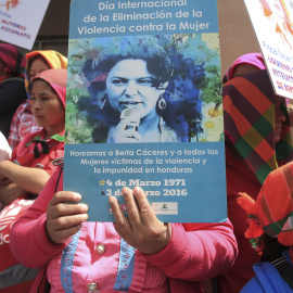 Integrantes del Consejo Cívico de Organizaciones Populares e Indígenas de Honduras, realizan un plantón en las instalaciones del Ministerio Público en Tegucigalpa (Honduras), donde exigen justicia para la ambientalista Berta Cáceres. EFE/Gustavo Amad