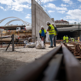 Varios obreros trabajan en la nueva fase de la estructura central de la cubierta de la estación de La Sagrera, a 12 de marzo de 2024, en Barcelona,