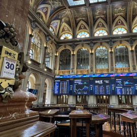 Vista del patio de negociación de la Bolsa de Madrid, y los paneles informativos con la marcha del mercado. EFE/Ana Bornay