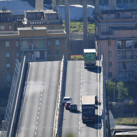 Una grúa trabaja en las labores de búsqueda de víctimas y retirada de los escombros del puente que el martes se desplomó en Génova (Italia. EFE/ Luca Zennaro